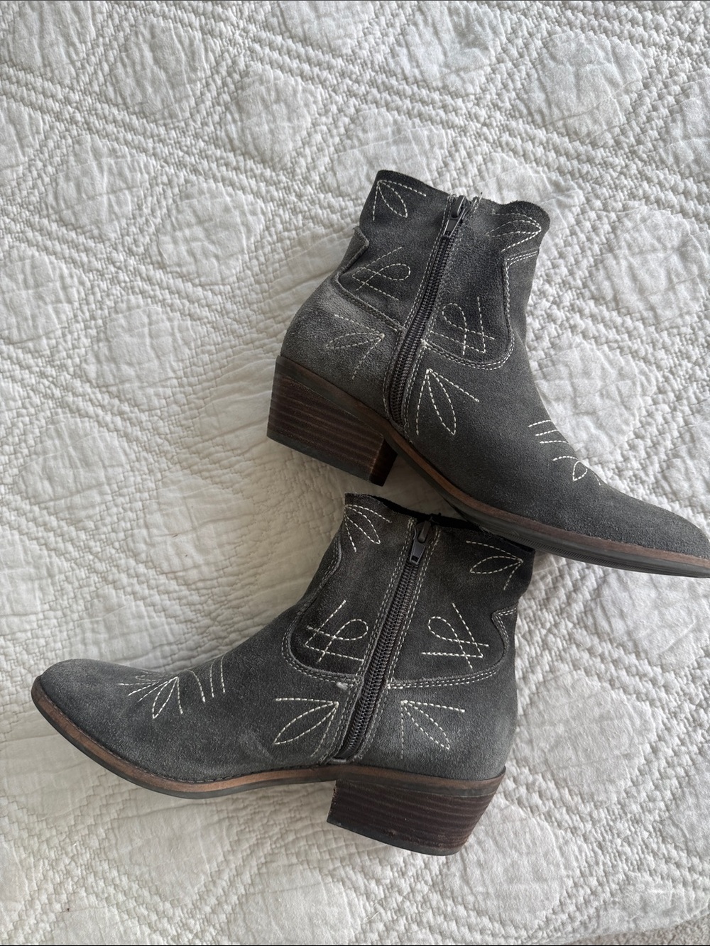 Lucky Brand LK-FLORINIAH Gray Suede Western Ankle Boots US7 Contrast Stitching - Picture 4 of 12